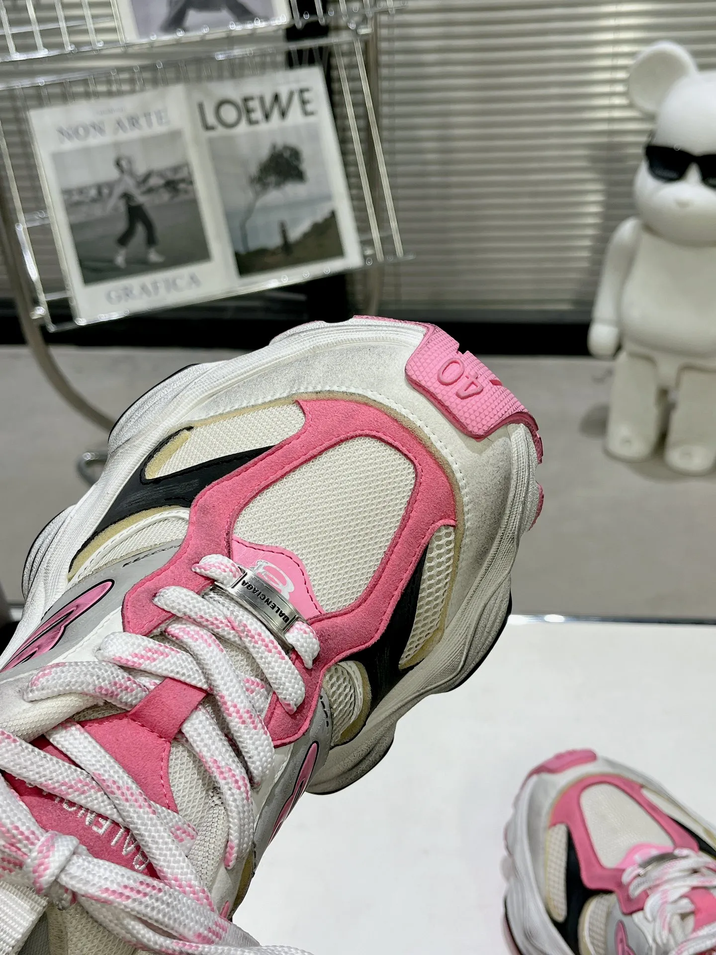 👟👟Ex-factory price 900👟👟 Balenciaga SUMMER 24 Cargo Sneaker Global Limited Edition (JDL) top version super hot! The ultimate secret of 6XL. With the release of Balenciaga's summer 24 series, the 6XL sneakers worn by Liu Haoran on the show once again became a fashion talking point. As soon as the show ended, many bloggers posted reviews of these shoes and comparisons with the 3XL. Looking closely at the whole shoe, there is a larger variant of the "B" logo and a smaller bright yellow as embellishment. The upper material is still normal leather + mesh. All pairs of original materials. Number of yards: 35-45 yards.